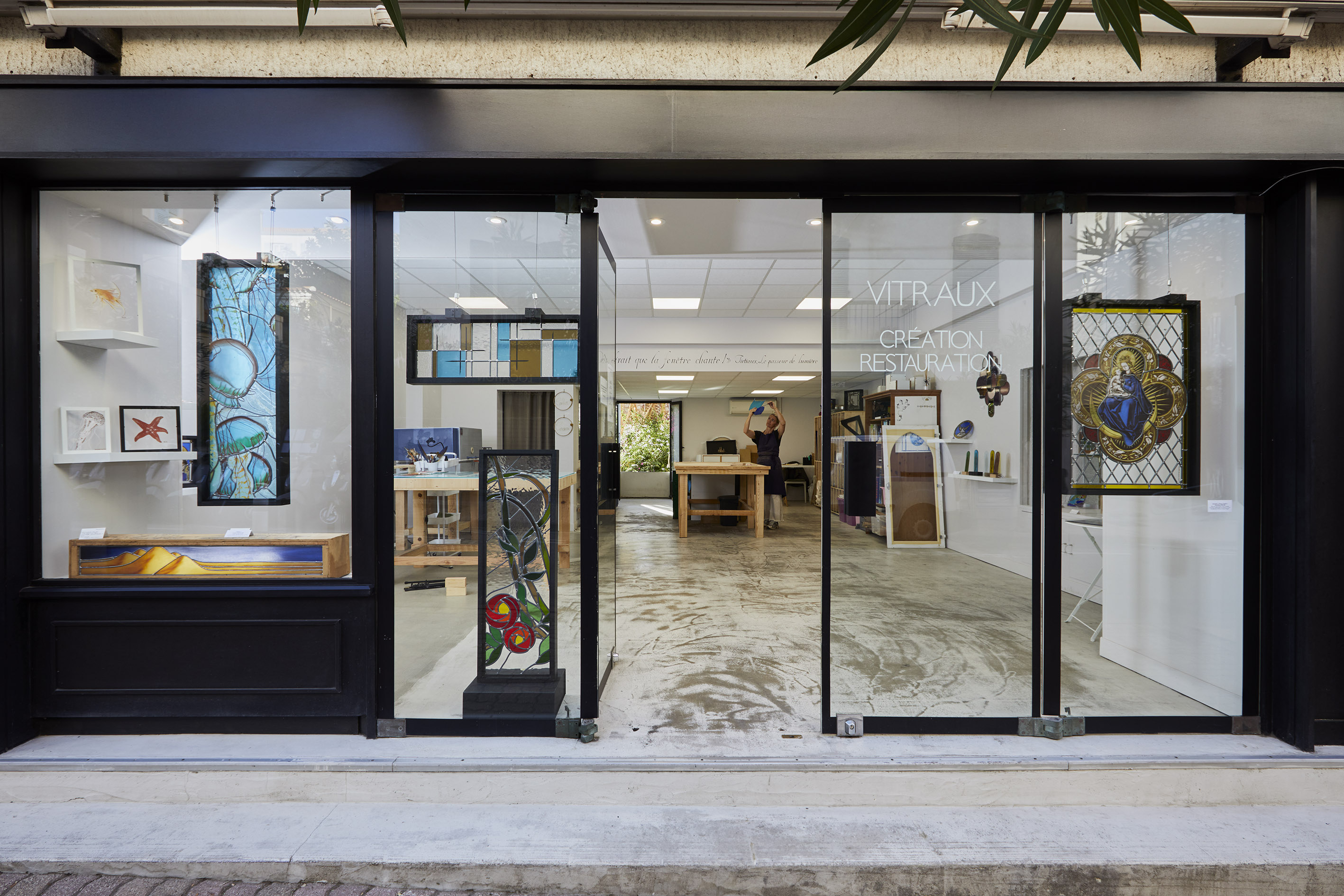 Mains travaillant le vitrail